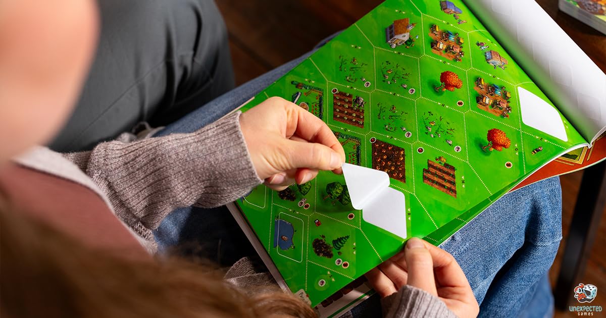Asmodee – COZY STICKERVILLE – Gioco da Tavolo Collaborativo | Gioco da Tavola Legacy e Narrativo Ideale per Famiglie e Amici – 1-6 Giocatori – 8+ Anni – 30-60 Minuti – Edizione Italiana