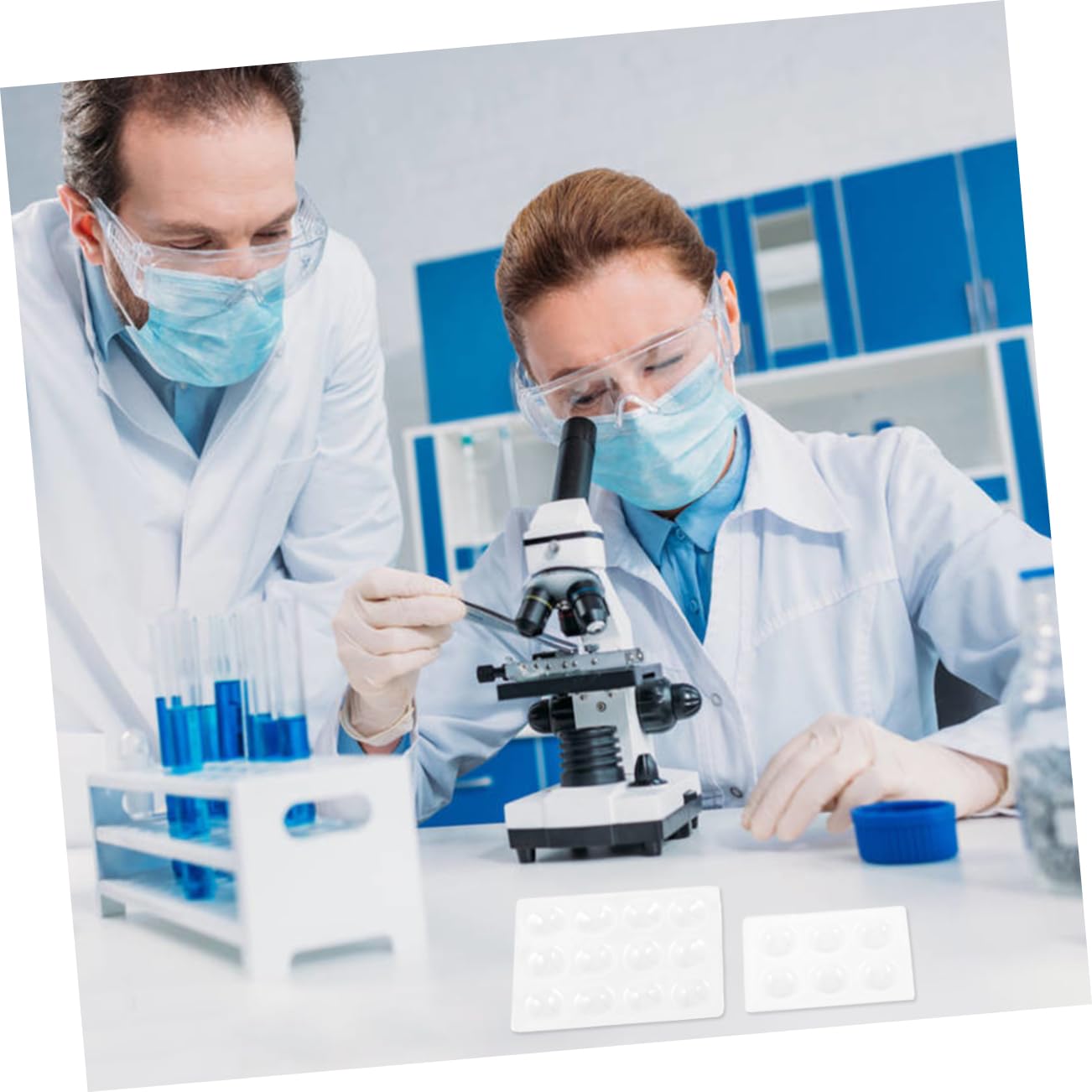 Mobestech Juego de 4 Placas de Cerámica para Reacción Química Diseño Compacto, Fácil de Almacenar, 6 y 12 Agujeros, Color Blanco, Adecuado para Laboratorio y Clases de Química