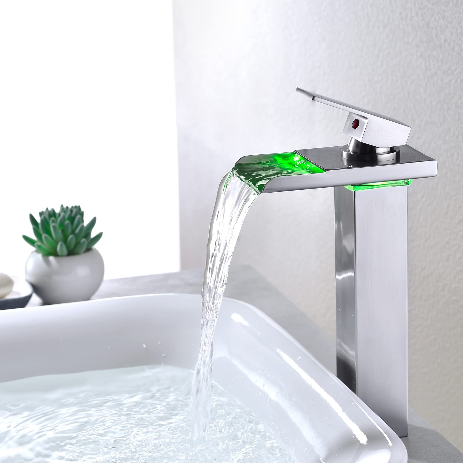 Grifo del fregadero del lavabo de la sola mano, boquilla llevada de la cascada de la tecnología ligera, grifo cromado del cuarto de baño del solo agujero
