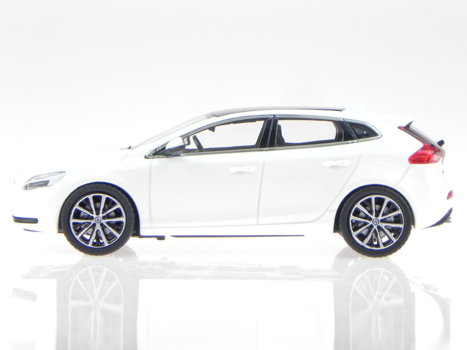 Volvo V40 2016 White Crystal White Metal Model Car 870005