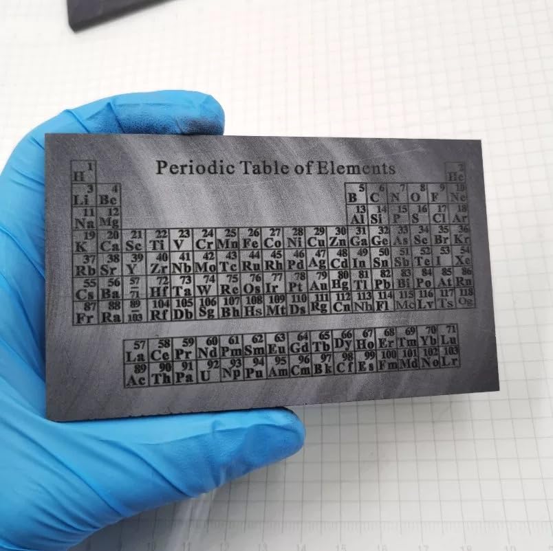 HOMOSTARRY Tavola periodica degli elementi in carbonio con elementi chimici in puro titanio, grafico per insegnanti, studenti, studio, ufficio, decorazione artigianale, 10 x 6 x 0,5 cm, 54-56 g