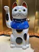 盛り上げ図柄花柄の招き猫の陶器製置物 盛り上げ図柄花柄の招き猫の陶器製置物 盛り上げ図柄花柄の招き猫