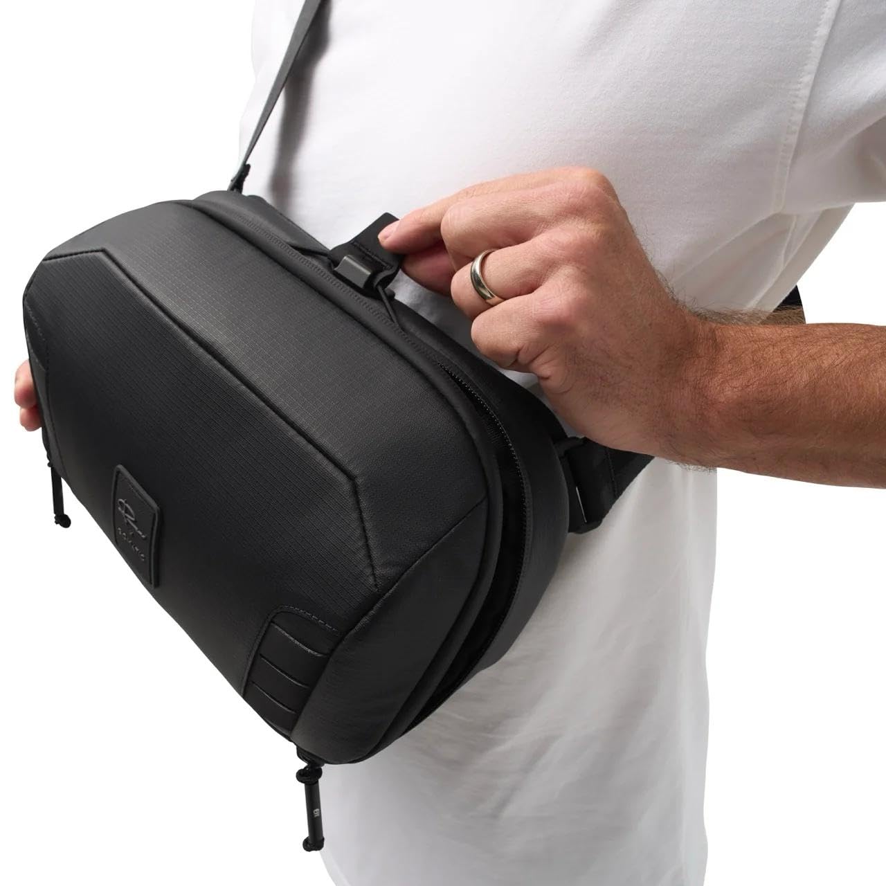 Gomatic Sling Bag Fotográfica 5L – Borsa Compacta para Cámara Mirrorless o Reflex, Diseño Peter McKinnon, Impermeable, Acceso Rápido, Ideal para Viajes, Ciudad o Fotografía Ligera