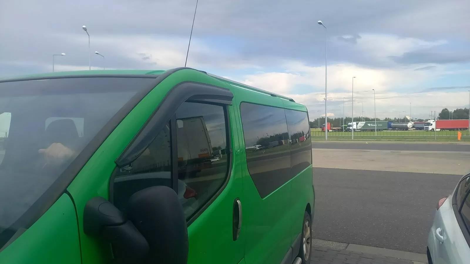 Lot de 2 déflecteurs d'air - Déflecteurs d'air - Déflecteurs de pluie - Pour fenêtre de voiture - Compatibles avec Renault Trafic 2003-2015 - Protection contre la pluie - Collants