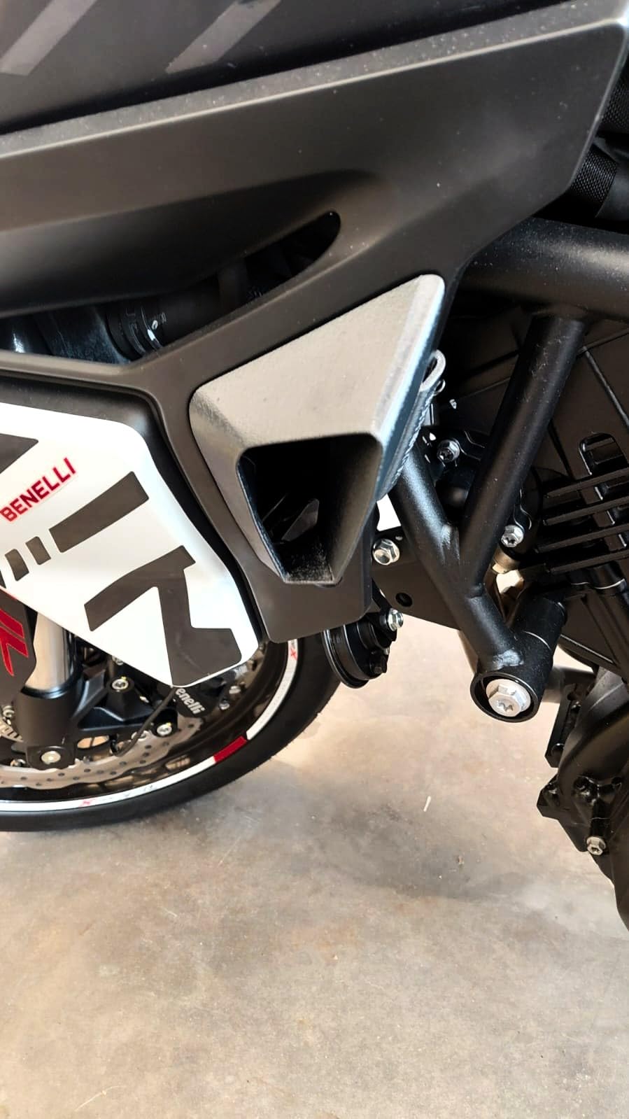3DPRINTOK Coppia di Deflettori d'Aria Calda per Fianchetti - Benelli TRK 702/702X, Riduce di almeno il 70% il Flusso Caldo Zona ginocchia e gambe (NON COMPATIBILE CON BARRE PARA TELAIO) no modifiche