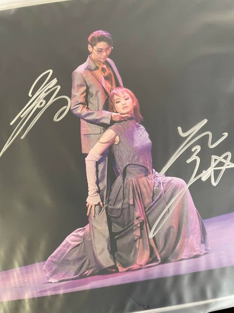 Amazon.co.jp: 星風まどか&瑠風輝 直筆サイン入り写真 : おもちゃ