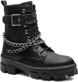 Bota Coturno Feminina Preta com Correntes, Cano Alto, Sola Tratorada, Couro Sintético, Estilo Urbano, Fecho com Zíper Lateral, Design Moderno e Atitude