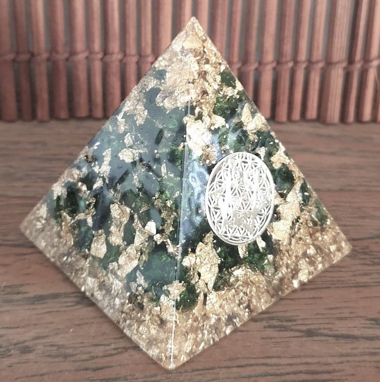 Orgonite Pyramide Anahata Grenat Vert : Dépollueur énergétique contre le stress