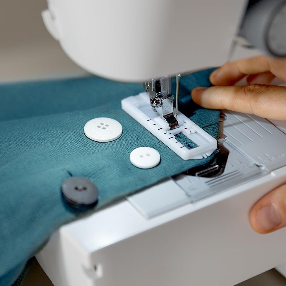 Cecotec Macchina da Cucire 15 Punti BelleCouture 1500. Asola Manuale in 4 Tempi, Regolatore di Asola, Tensione del Filo Regolabile e Kit di Accessori, Compatta e Portatile