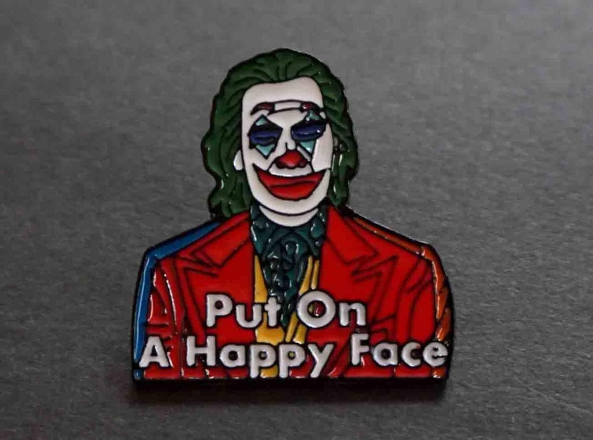 スパイダーマン・ジョーカー ピンバッジ Amazon | 赤服JK英語『Put On A Happy Face』 ジョーカーJOKER