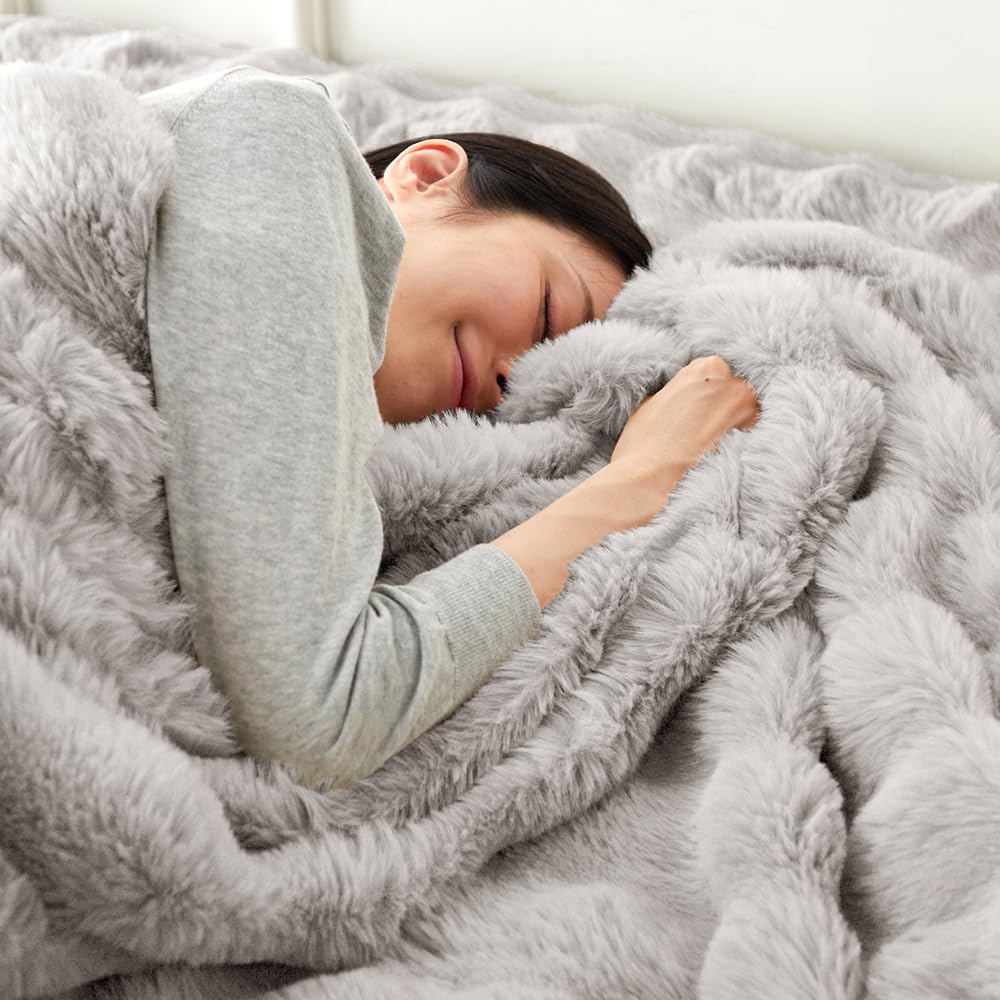 Amazon｜アイリスプラザ もこふわ毛布 ブランケット ずっと触れ