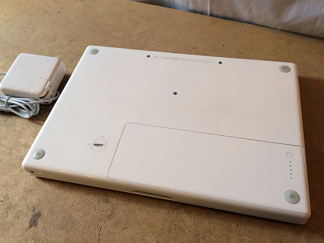 Apple MacBook A1181 macbook4,1 MB403LL/A, 2.4 GHz Intel Core 2 Duo