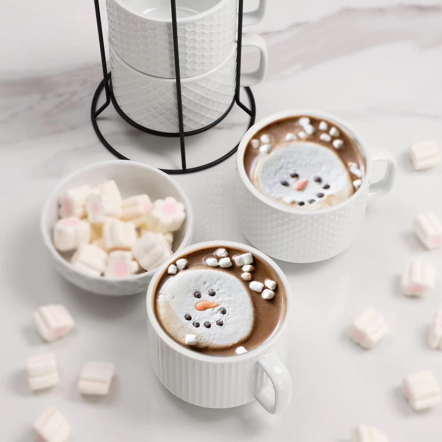 Buyajuju Juego de 4 tazas de café apilables de porcelana con soporte de metal, 13 onzas, apilables, diferentes portavasos de café en relieve para café, té, cacao, bebidas, color blanco