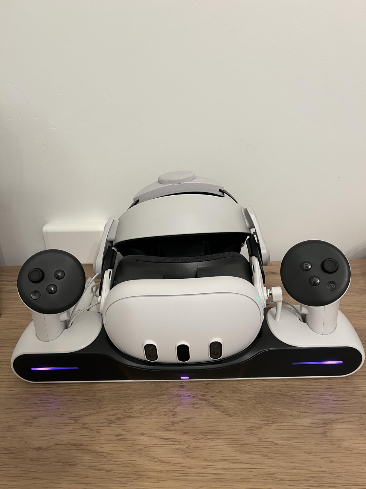 MaeckerVR Charging Station Magnetic Charger for Meta Quest 3