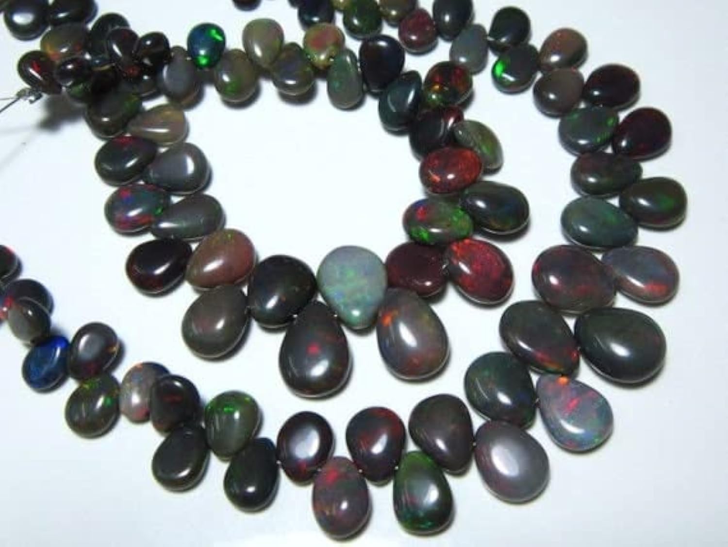 Perle opale noire éthiopienne Welo briolette poire lisse sur fil pour fabrication bijoux minéraux