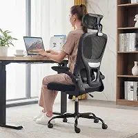 Cadeira Presidente Ergonômica com Braços Retráteis Flip-Up e Base Reforçada - Suporta até 200kg - Encosto em Tela Mesh Respirável e Giratória