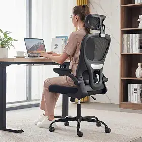 Cadeira Presidente Ergonômica com Braços Retráteis Flip-Up e Base Reforçada - Suporta até 200kg - Encosto em Tela Mesh Respirável e Giratória