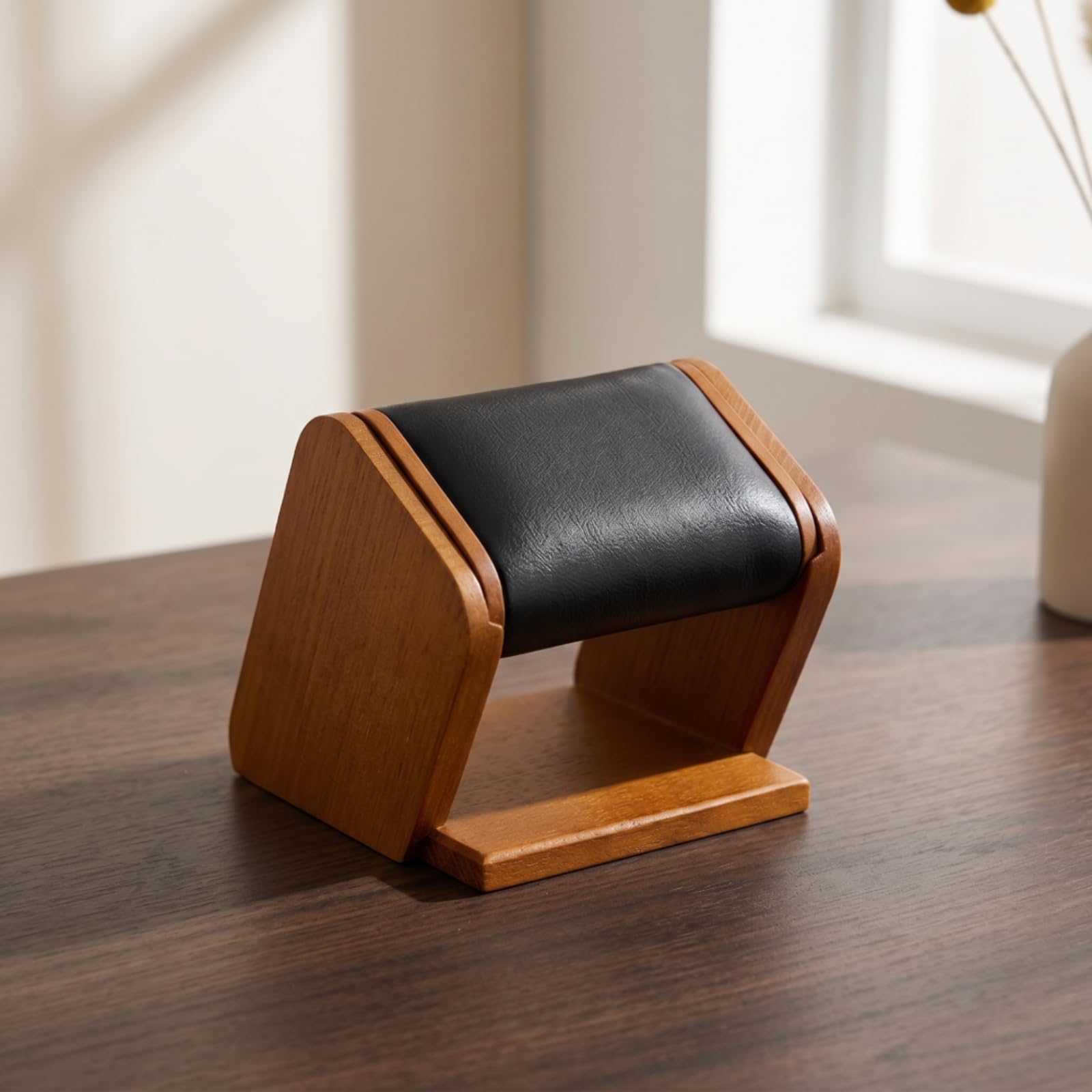 TISHITA Porte-montre avec Coussinet Doux et Structure Minimale pour Montrer Votre Montre sur le Bureau et l'Étagère Murale Dans la Chambre, Noir PU