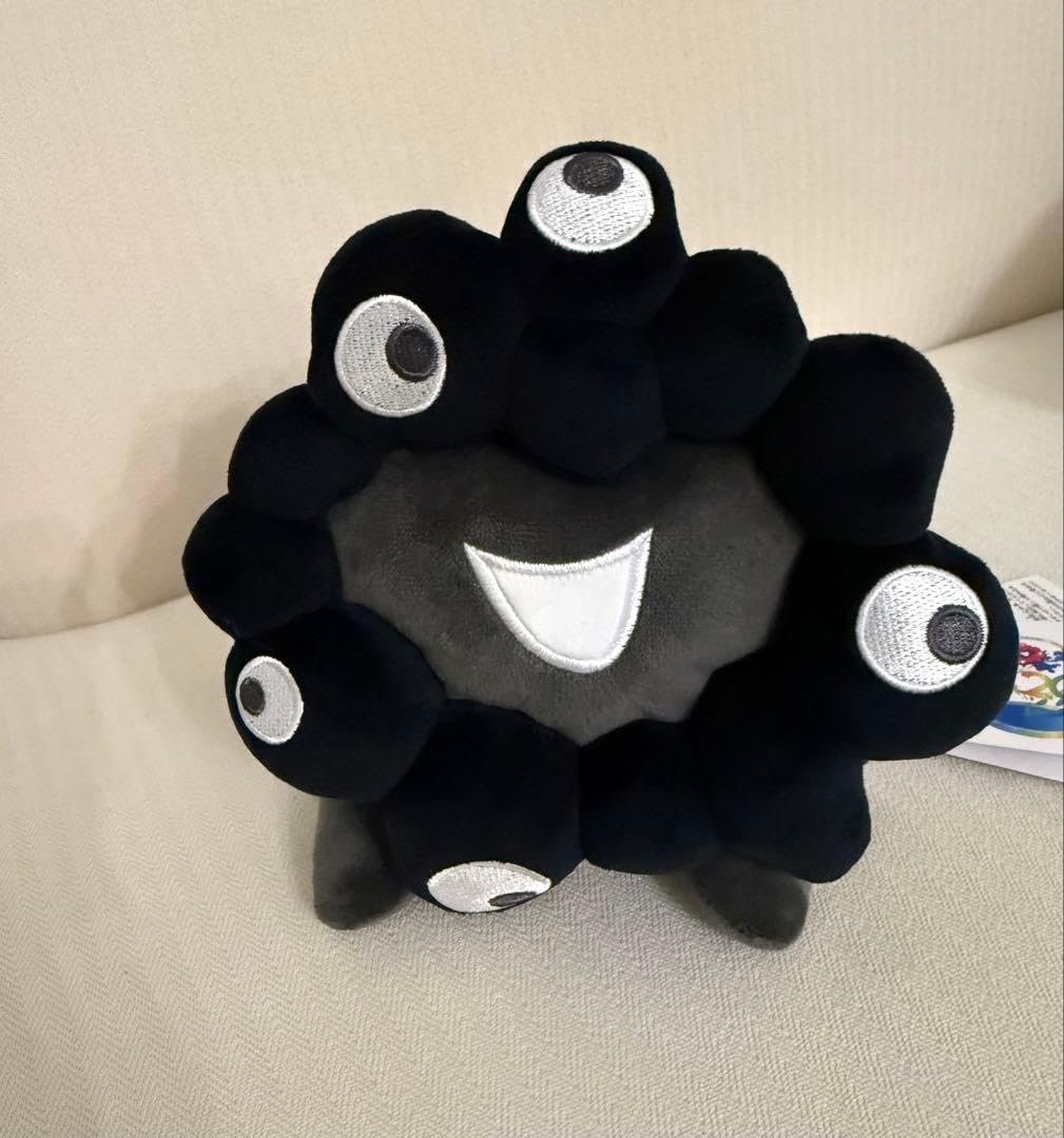 Amazon.co.jp: 黒ミャクミャク 這い型 ぬいぐるみ mサイズ☆ : おもちゃ