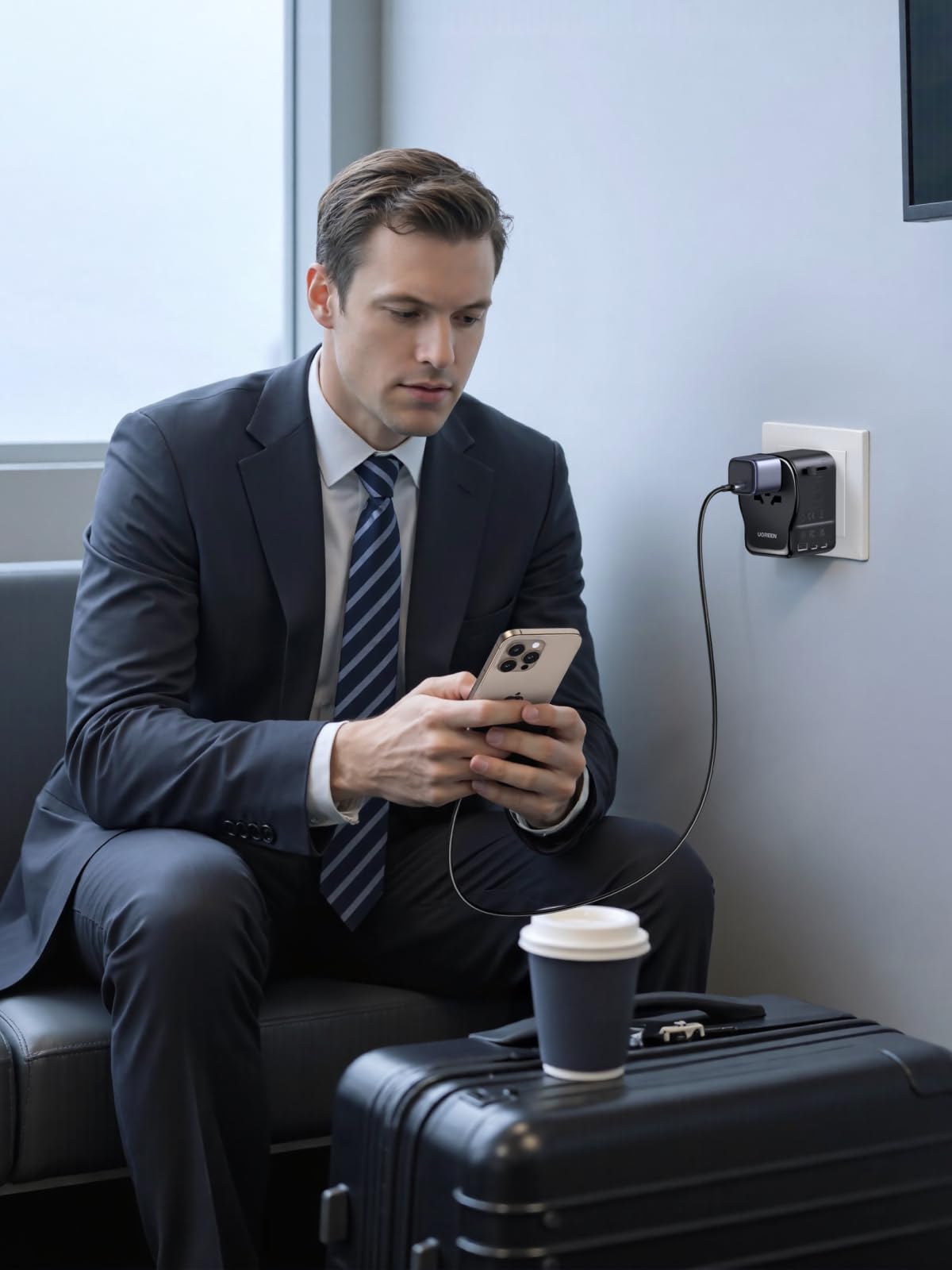 UGREEN 65W Reiseadapter Weltweit mit USB-C 4 in 1 | Universal Adapt für EU UK US AU, 4 Ports, Kompakt und Sicher - Ideal für Geschäftsreisen und Urlaub
