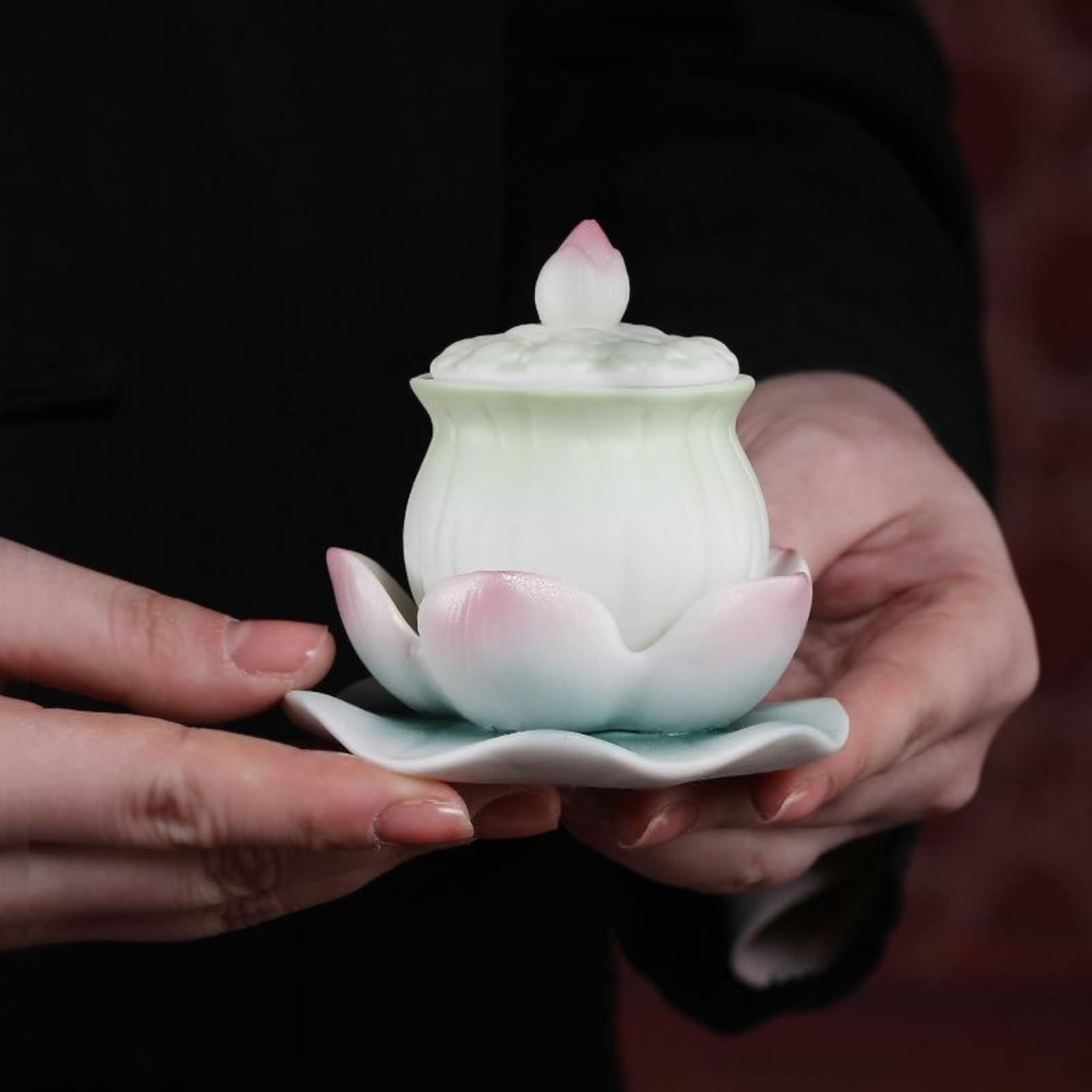 Tasse à eau sacrée en céramique fine avec motif Lotus sacré de 8 cm