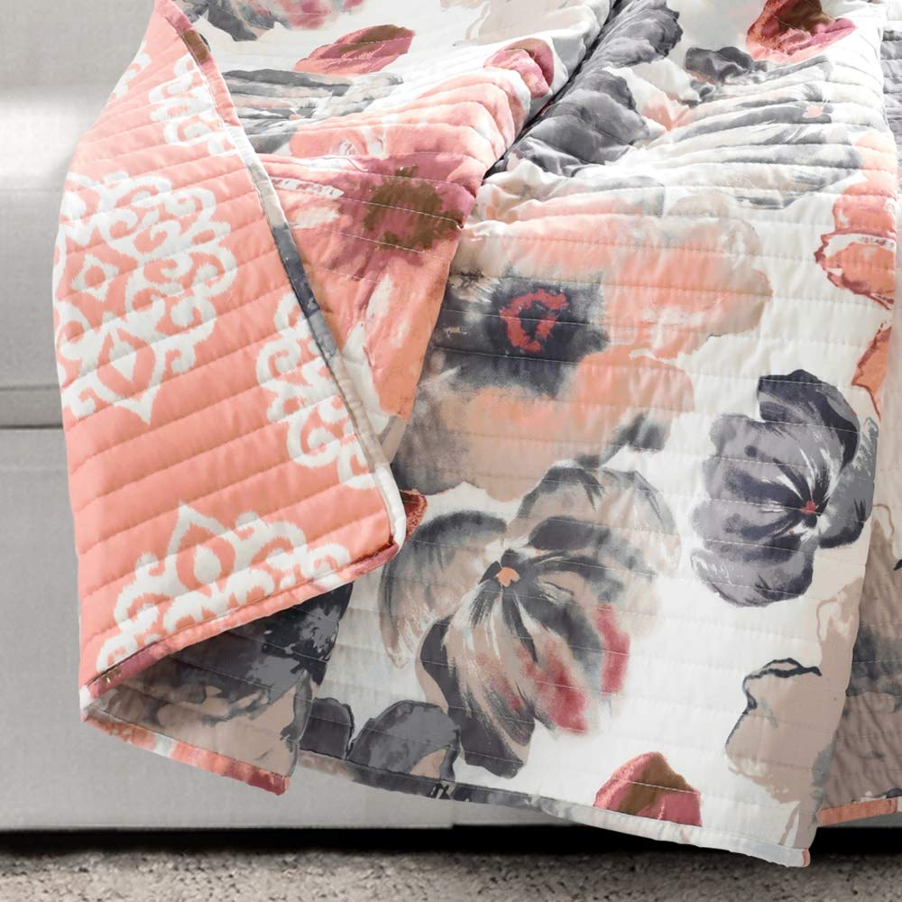 Lush Decor Leah Wendedecke, 127 x 152,4 cm (B x L), Korallenrot und Grau – große blühende Aquarell-Blumen – charmante Gesteppte Decke mit Blumenmuster für Bett, Couch oder Stuhl