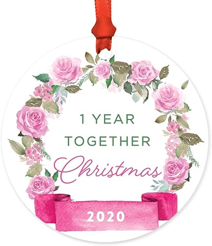 Andaz Press Adorno de Navidad de madera grabado con láser para aniversario de boda, 1 año juntos, Navidad 2025, pancarta de flores rosas, 1 paquete,