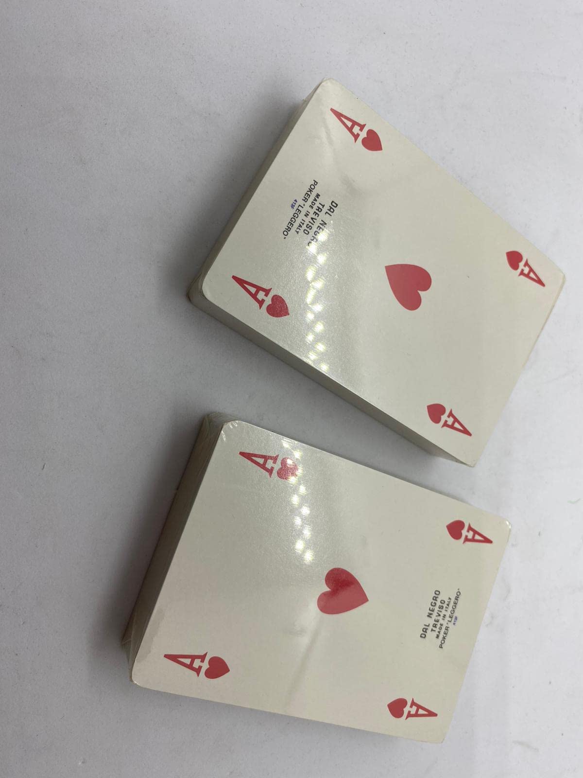 Confezione, scatolina in plastica trasparente con due mazzi da 54 carte rosse e blu, in cartoncino plastificato, misura confezione 14,5x10 centimetri, due mazzi sigillati (confezione da 50 pezzi)