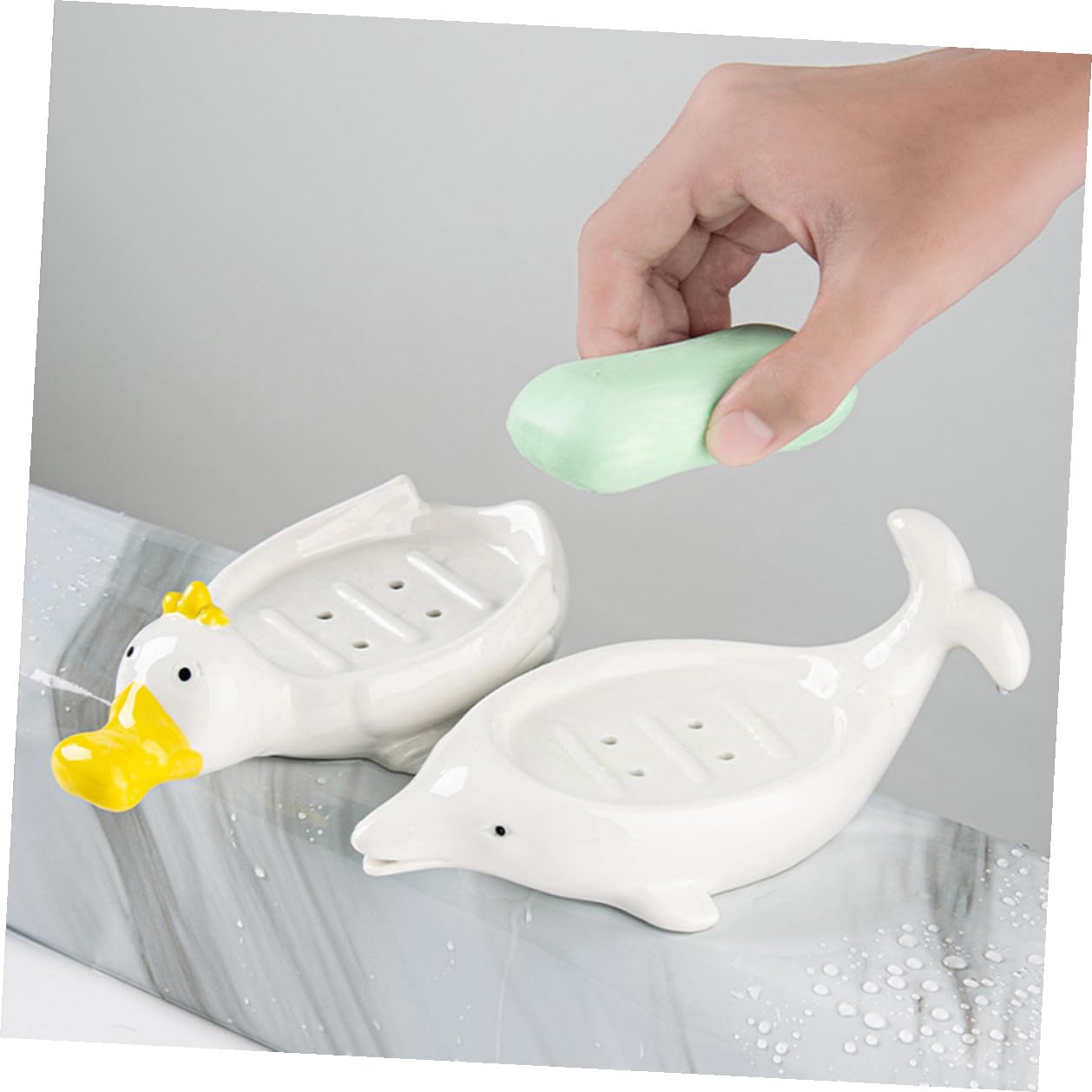 Seifenschale mit Wasserablauf aus Keramik in Delfinform 2 Stück und Geschenkidee und Schwammhalter für Badezimmer Dekoration