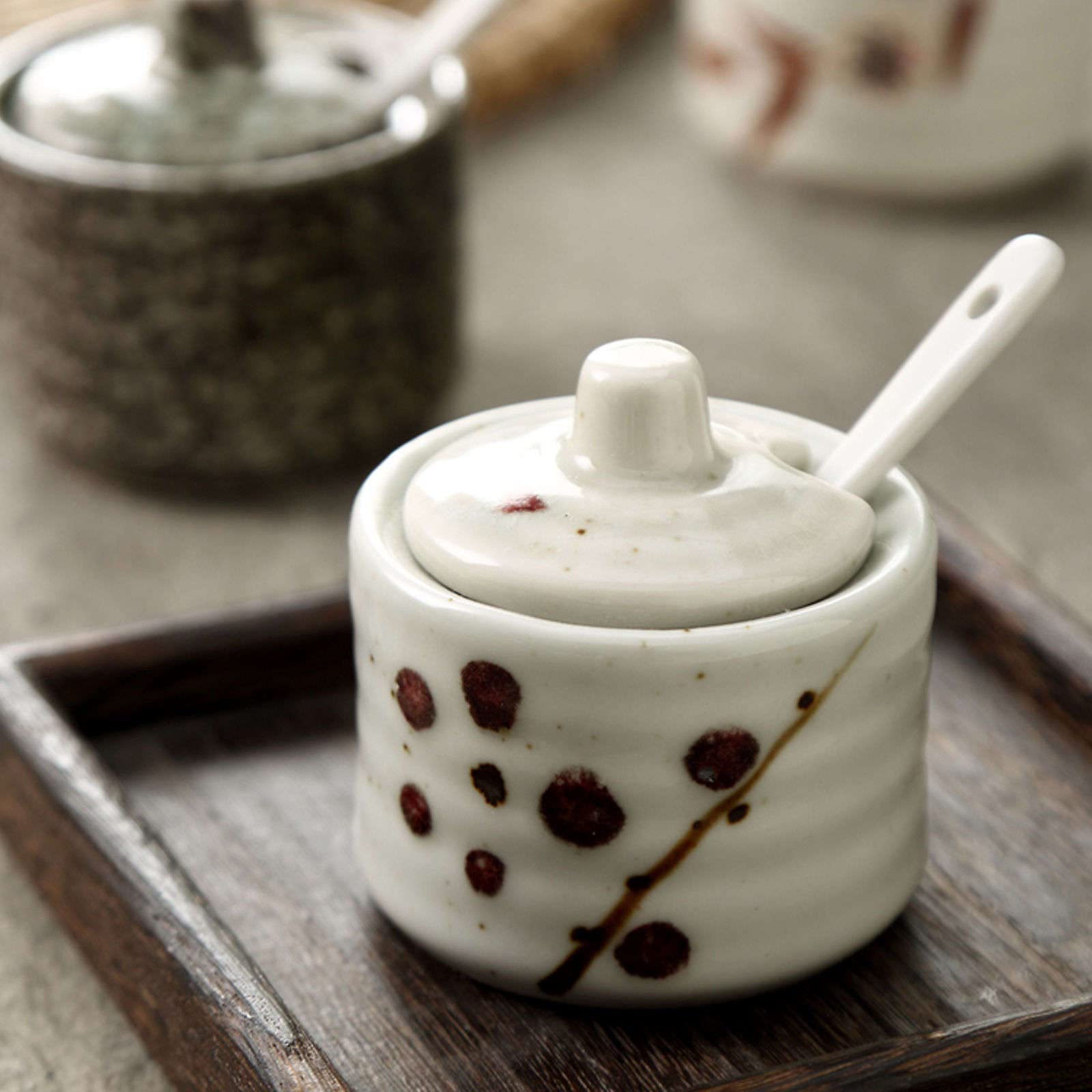 pojemnik na cukier， Słoiki na przyprawy, japońska cukiernica z pokrywką, mini cukiernica, pojemnik na cukier słoiczek na przyprawy, na blat kawowy-w-70 ml garnek(White)
