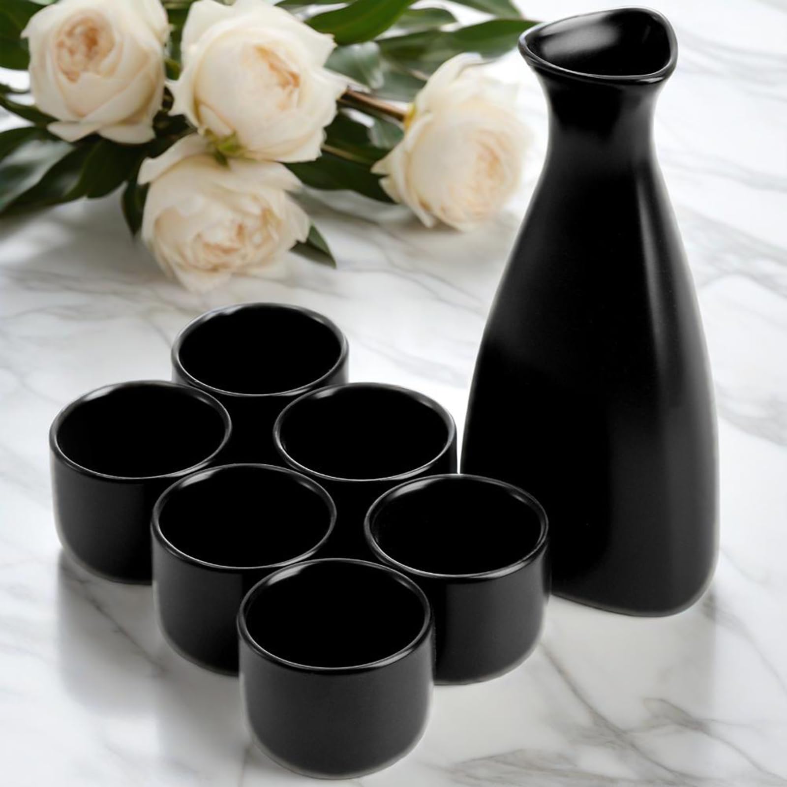 Tosnail Petit set à sake japonais en céramique, 1 carafe de service et 6 tasses, noir | Cadeau idéal pour les amateurs de sake. Carafe lisse en émail de forme triangulaire