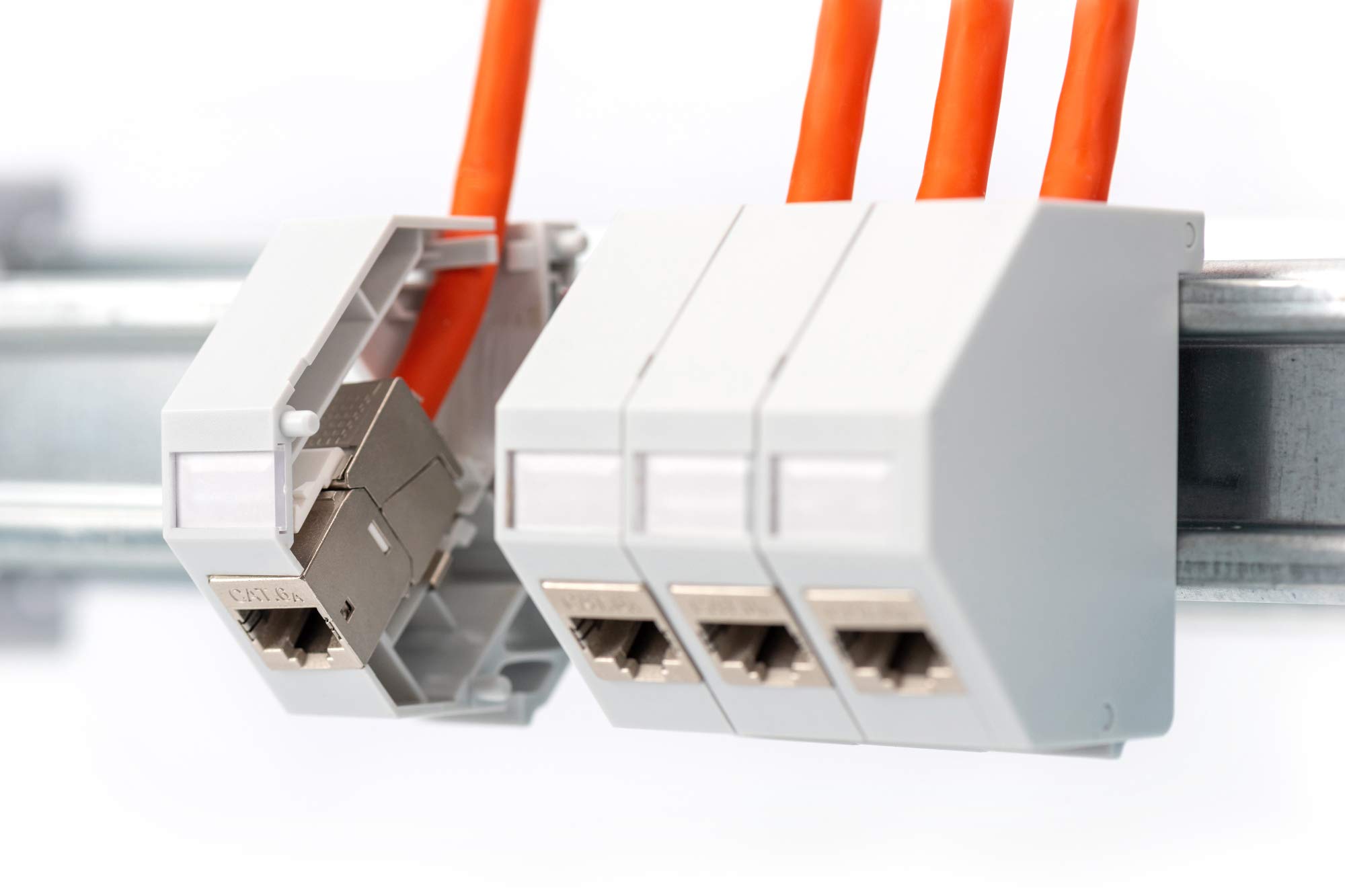 DIGITUS Set: Adaptador para carril DIN - 10 piezas - Con módulo Keystone 10x Cat6A - Acodado 45° - Campo de rotulación - Con muelle de puesta a tierra - Gris