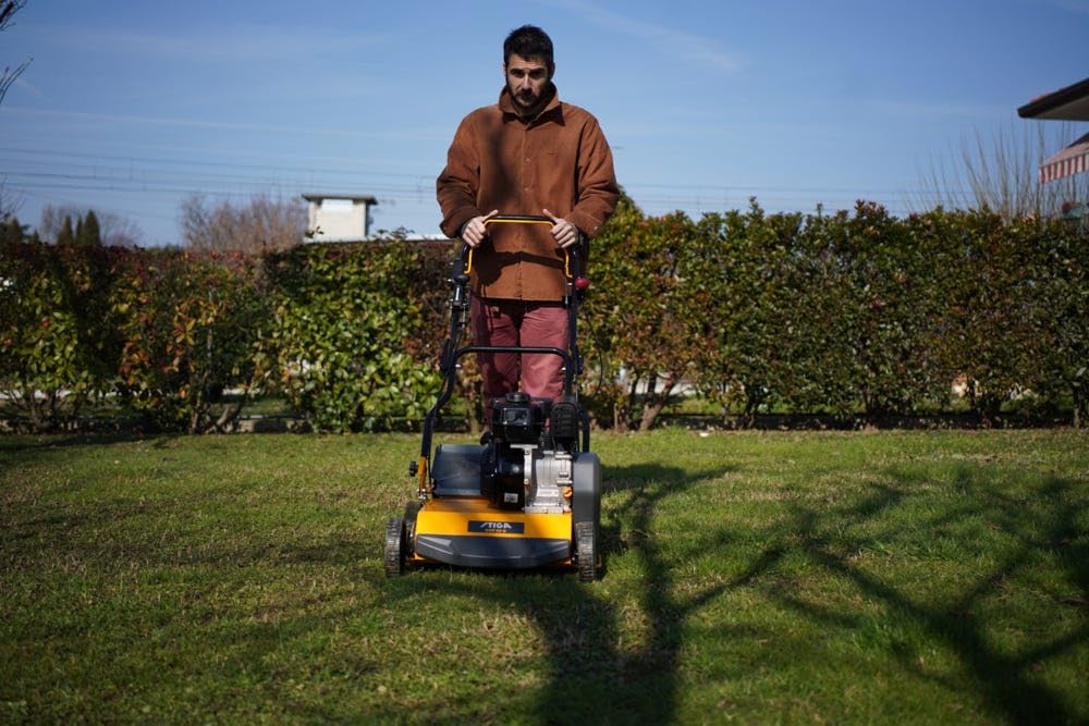 Scarificateur à Essence Stiga SVP 40 G, 32 Couteaux, Largeur de Coupe 40 cm, Profondeur de Coupe jusqu'à 15 mm