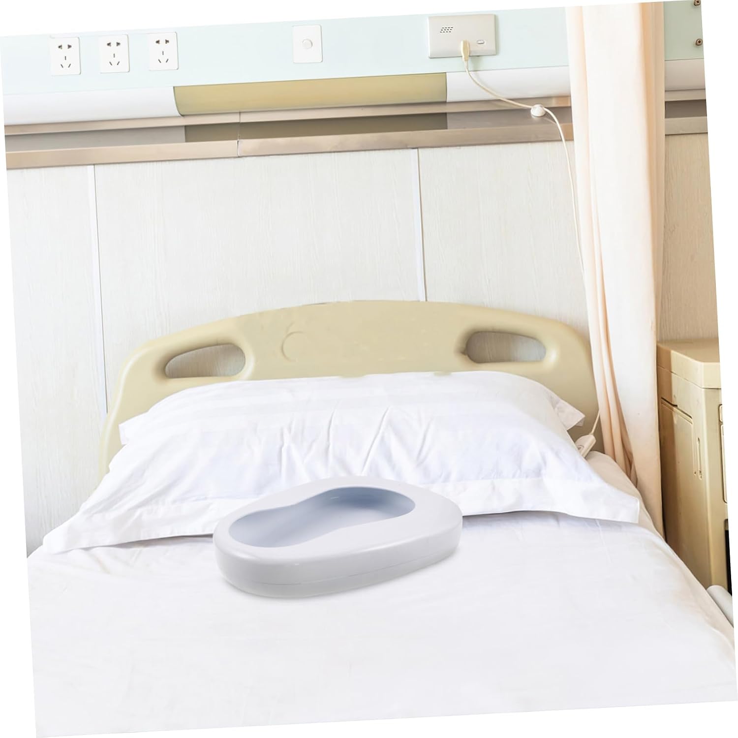 Lightweight Iron Bedpan for Elderly Patients and Bedridden Men with Ergonomic Design and Easy Cleaning, Portable Spill-Proof Bed Pan for Hospital and Elderly Care Use
