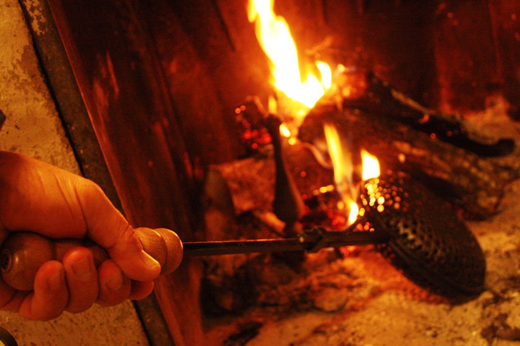 PADELLA PER CASTAGNE IN FERRO CON MANICO IN LEGNO PICCOLA