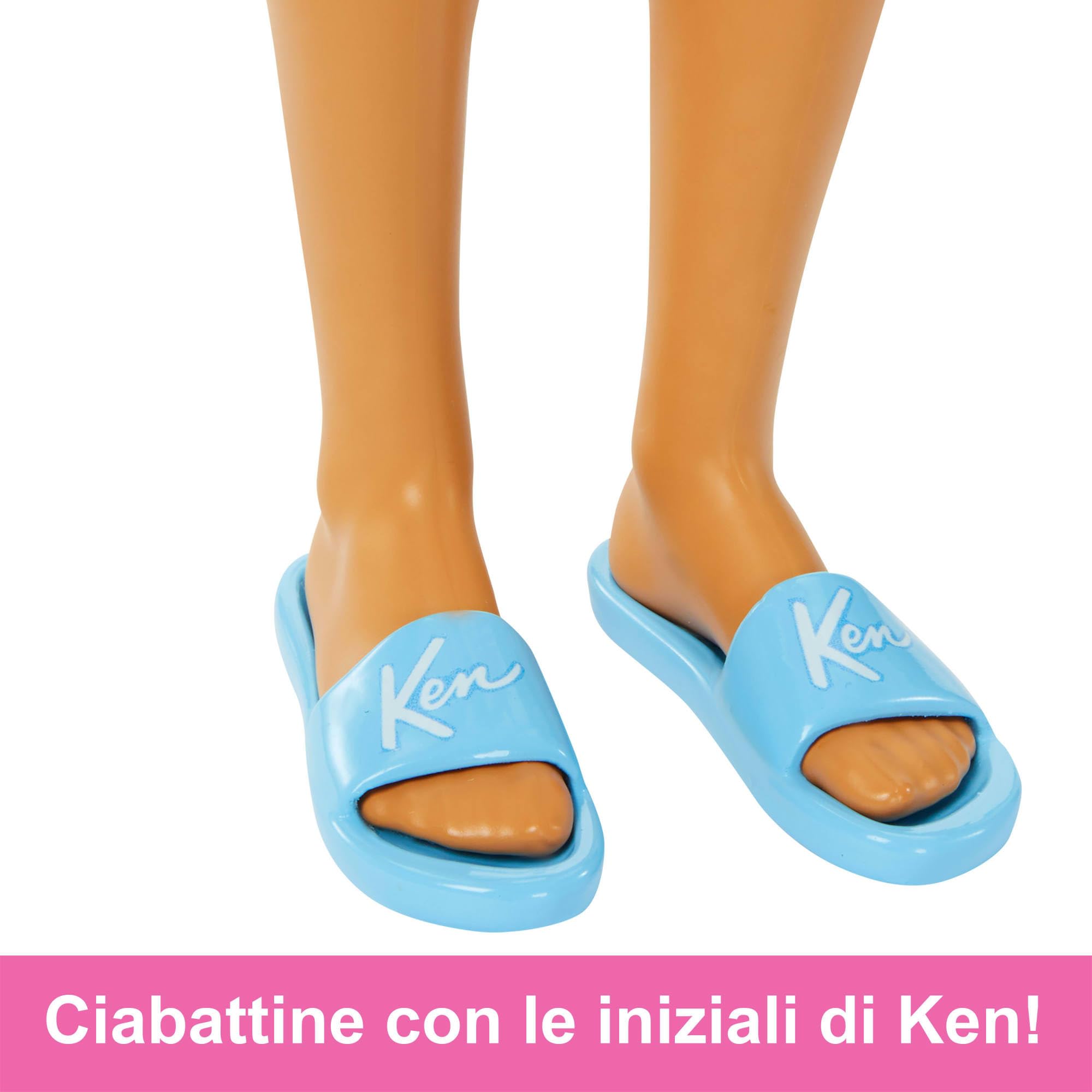 Barbie - Ken biondo con costume da bagno azzurro e camicia blu, bambola con visiera, telo mare, sandali con logo Ken e tanti accessori da spiaggia, giocattolo per bambini, 3+ anni, HPL74