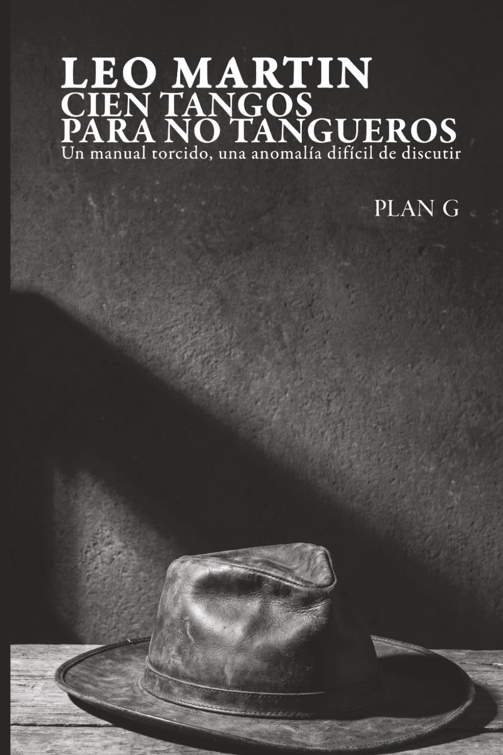 Cien tangos para NO tangueros: Un manual torcido, una anomalía difícil de discutir