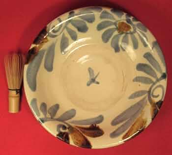 琉球　沖縄　壺屋焼　民藝　深皿 Amazon.co.jp: 民芸復興『琉球壺屋焼き色絵花文大皿（径25㎝）深