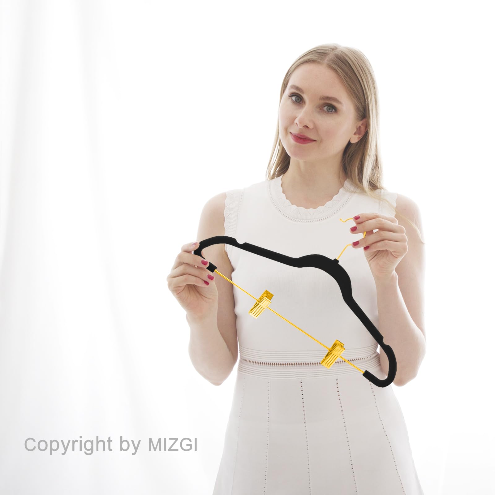 MIZGI Premium Kleiderbügel aus Samt mit verstellbaren Clips (30 Stück) schmale Rock-Kleiderbügel - rutschfeste Filz-Kleiderbügel schwarz - goldene Haken, platzsparende Hemd-Kleiderbügel
