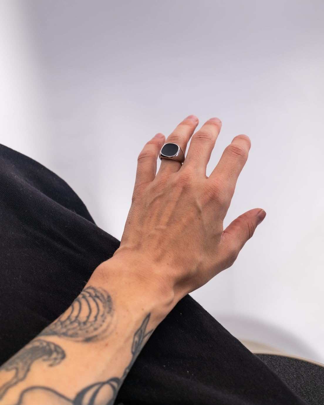 Schwarzer Siegelring für Herren und Damen - Streetwear Onyx Like Ring aus Edelstahl und 18K Gold - Wasserfester Signet Ring in Silber und Gold