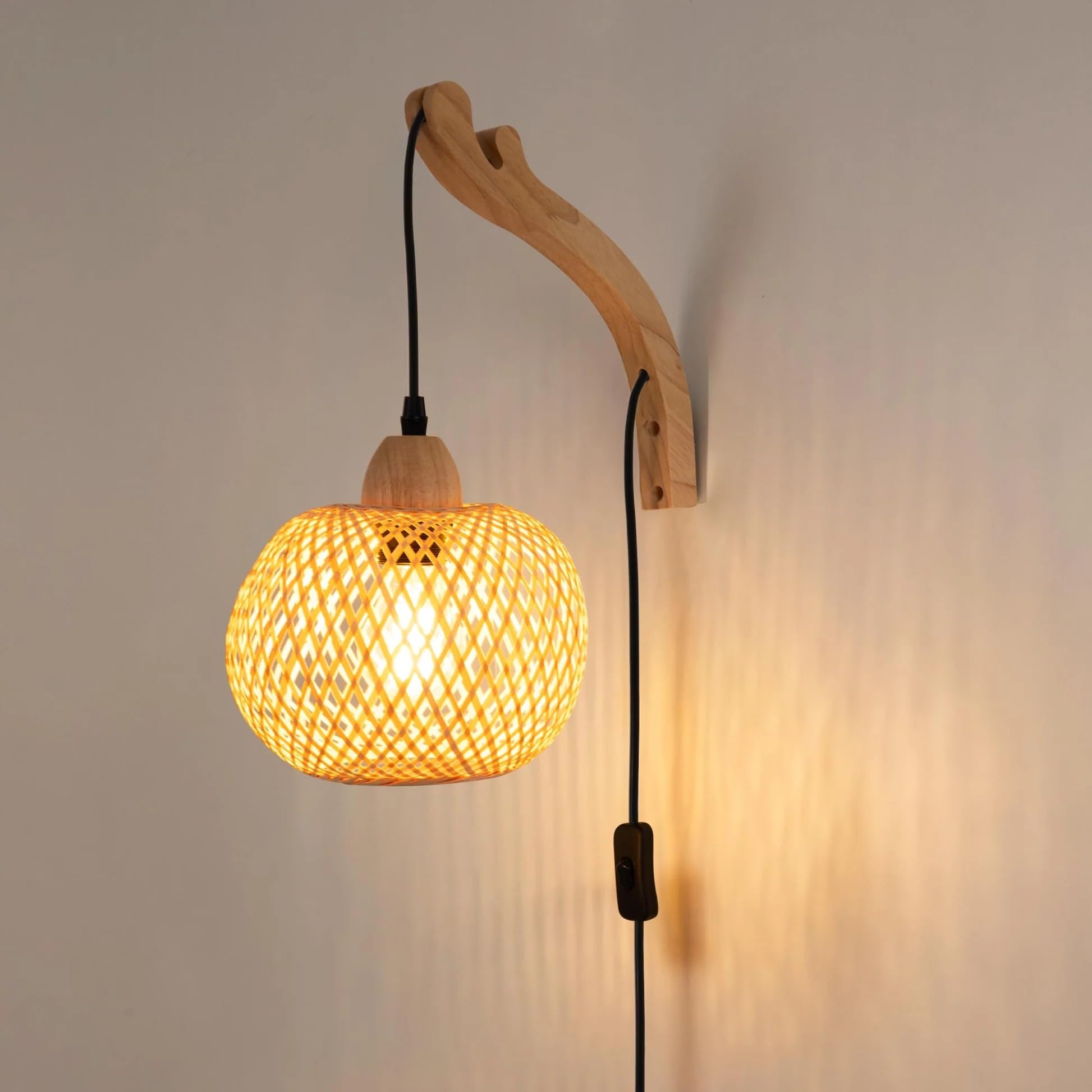 BARCELONA LED Applique murale « Phuket » en osier et bois avec prise – Luminaire décoratif d'intérieur en fibres naturelles. Style rustique et moderne. Douille E27 pour salon, chambre ou escalier.