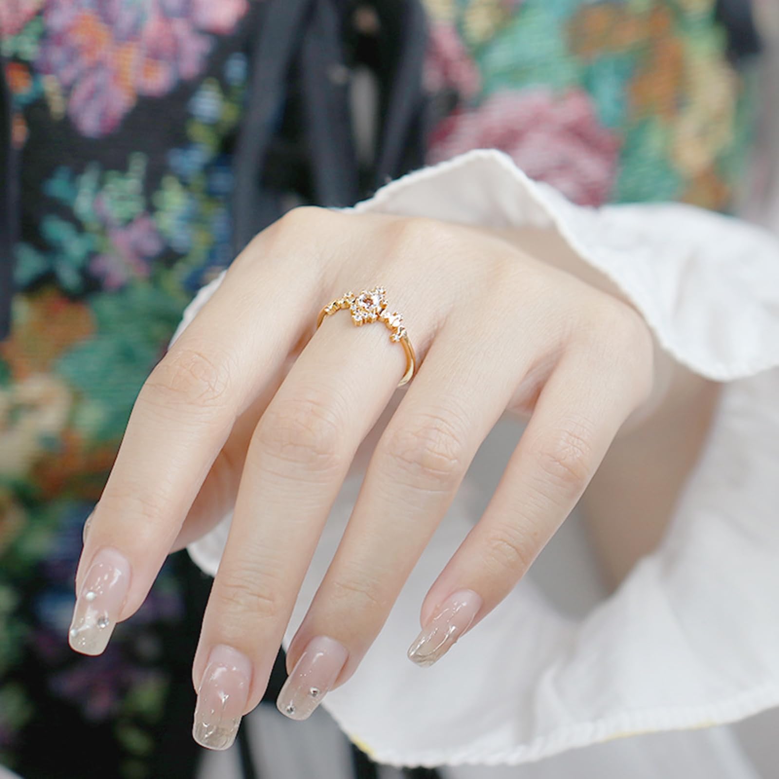 Frauen Gelbgold Verlobungsring für Damen mit 6 Krappen rundem Moissanit