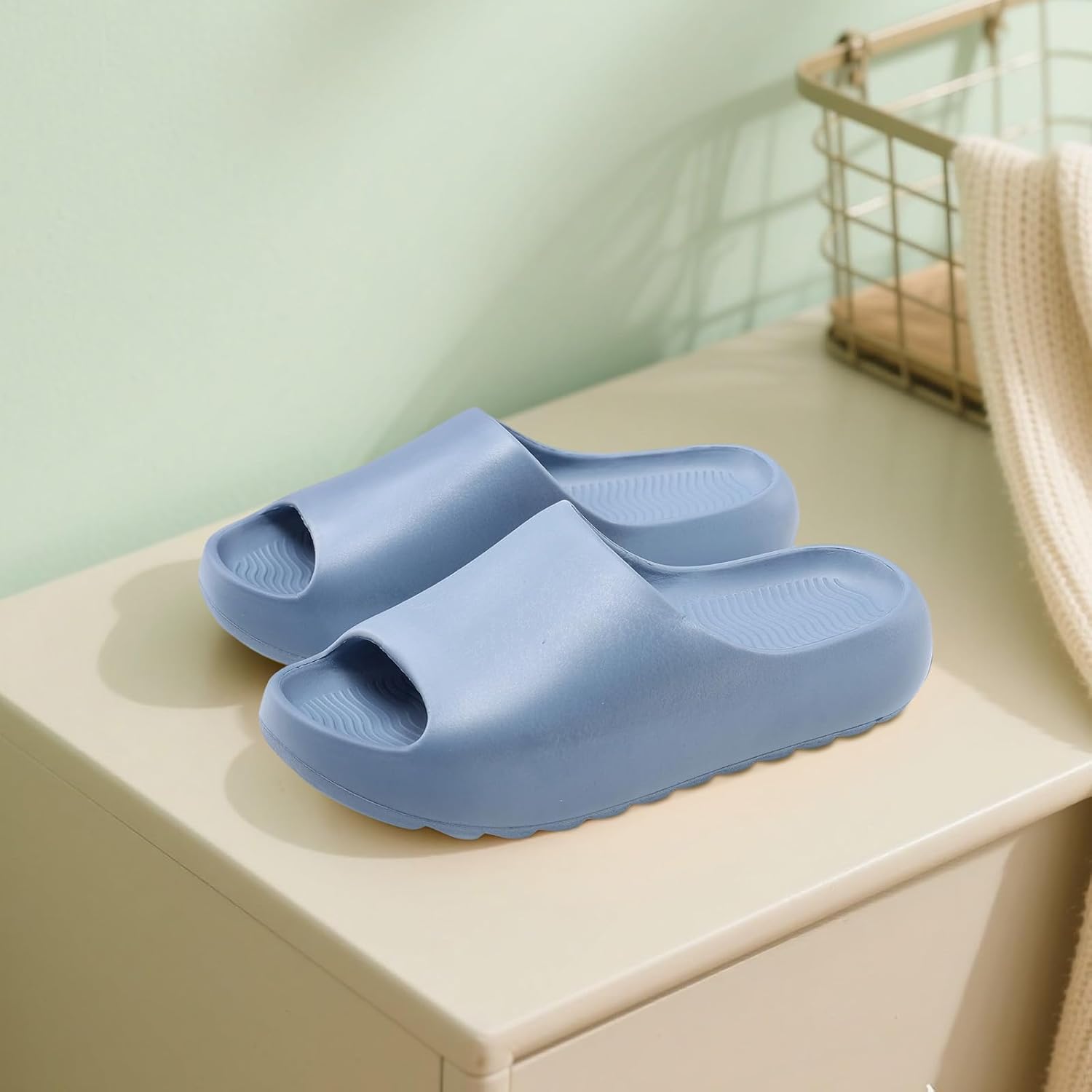 Cloud Slides para mulheres e homens, chinelos de casa de banho, sandálias deslizantes para banheiro, com sola grossa, conforto máximo, leve, antiderrapante, fácil de limpar em promoção! Veja a oferta e mais achadinhos de Chinelos & Pantufas 7 Hoje é o melhor dia para comprar Cloud Slides para mulheres e homens, chinelos de casa de banho, sandálias deslizantes para banheiro, com sola grossa, conforto máximo, leve, antiderrapante, fácil de limpar com aquele preço maroto! Promoção! Aproveite a oferta! 7