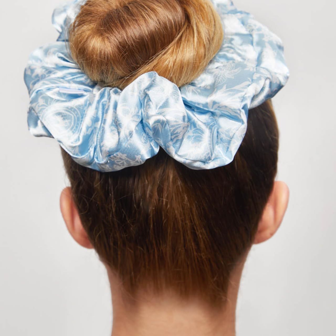 Bridgerton x Kitsch サテンシュシュ レディース ひっかかりにくい 引っ張らない ソフトで快適なシュシュ 女の子向け 昼も夜も最適 - トワル・ド・ブルー