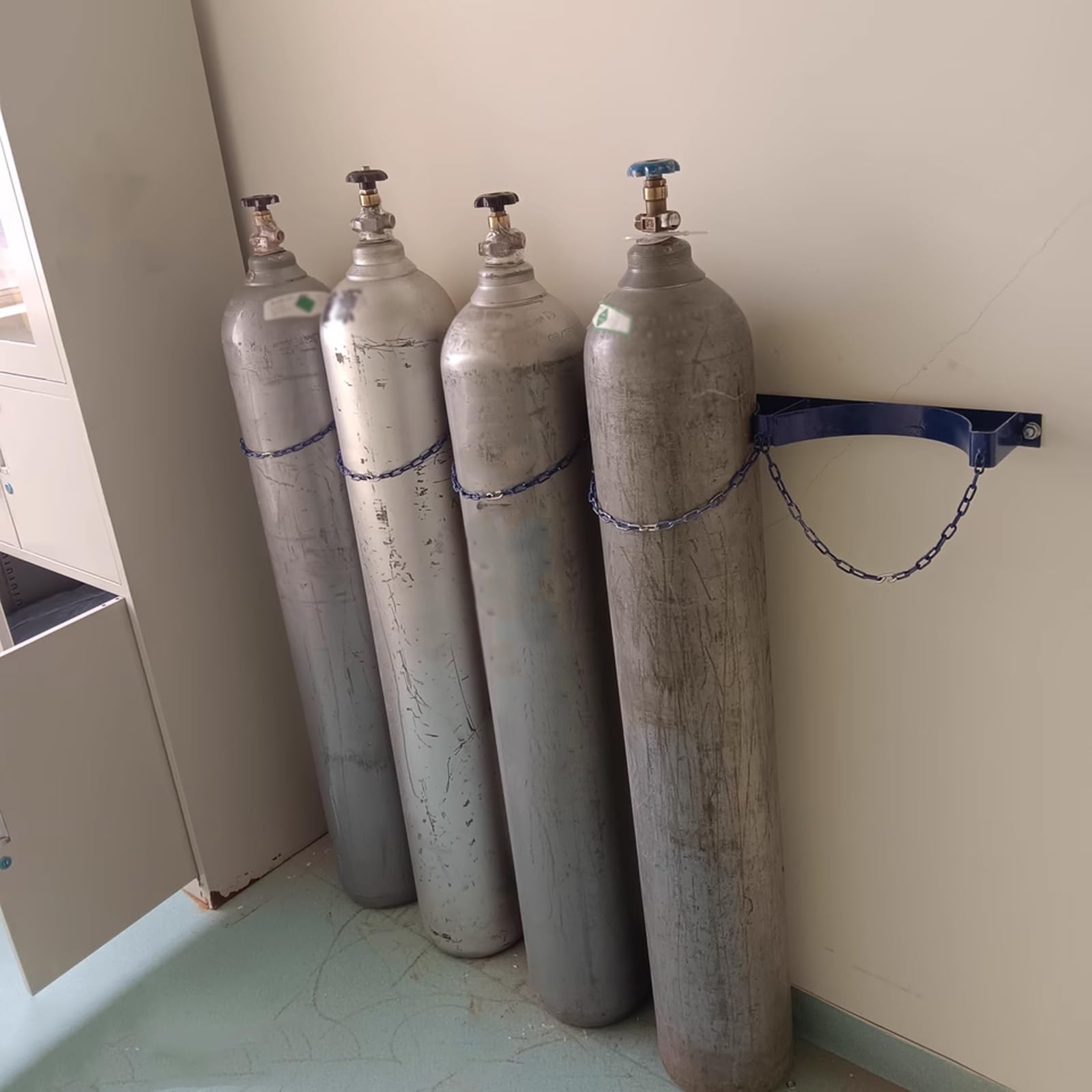 Soportes para bombonas de oxígeno 13 25 95 IN Soporte Para Botellas De Acero, Soporte Azul Para Botellas De Pared Con Cadena De Protección, Soporte Para Botellas Para Hospitales/ Laboratorios(37.4x7.9