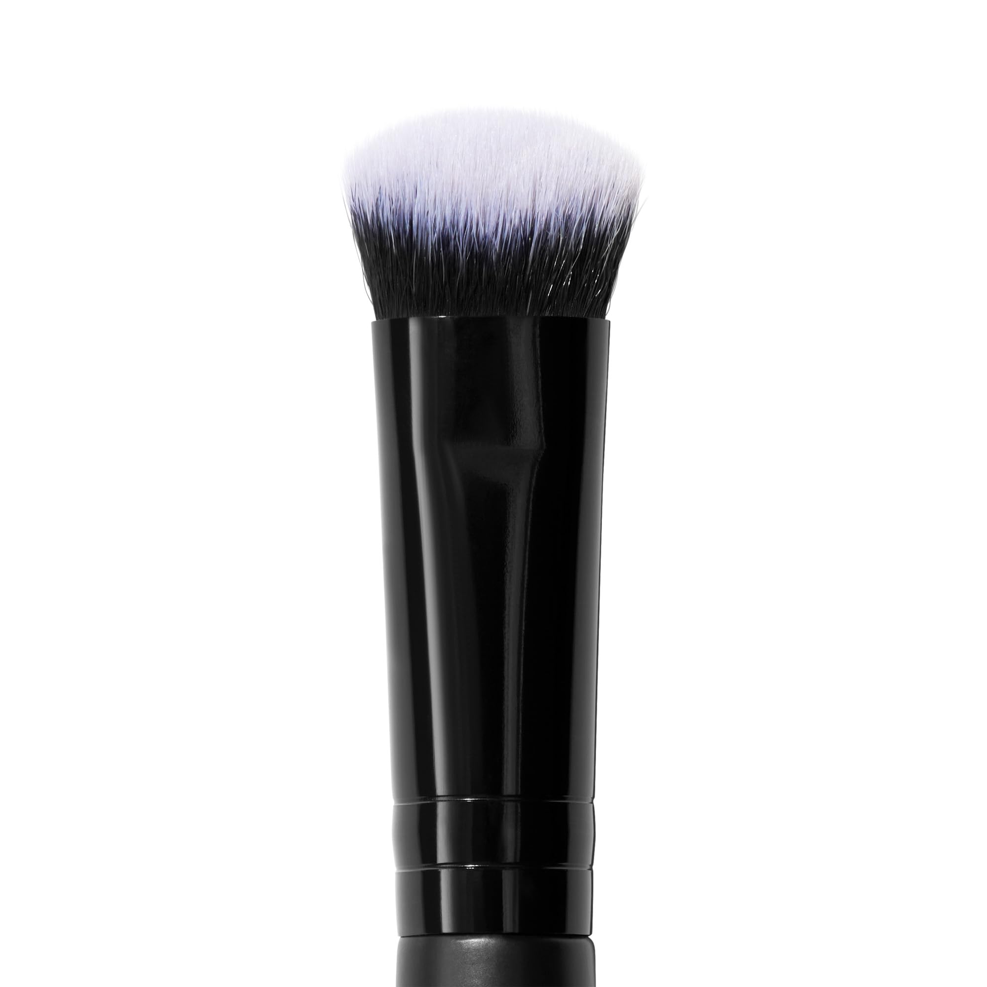 Tap & Blend Concealer Brush di e.l.f., pennello con punta di precisione, copre imperfezioni e macchie scure creando un finish effetto aerografato, sintetico, vegano e non testato sugli animali