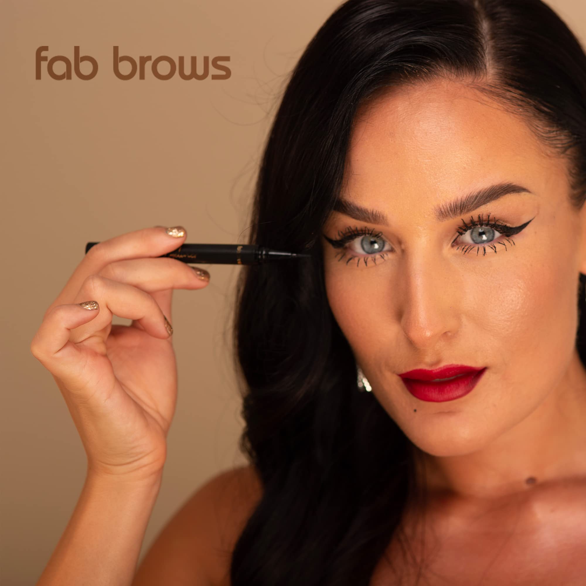 Delineador líquido de precisión – Delineador líquido con punta de fieltro – Delineador de ojos negro impermeable ricamente pigmentado – Logra trazos finos o gruesos – Delineador de ojos 7