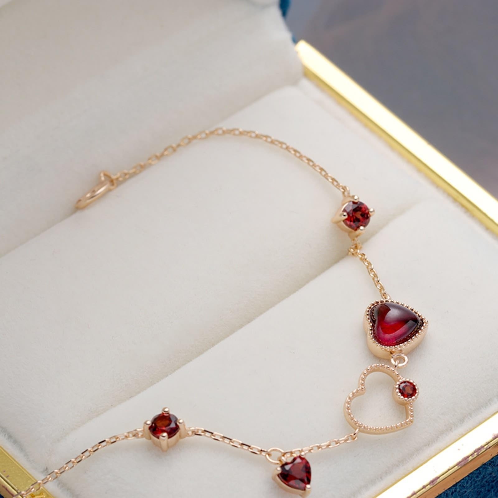 Au375 - Bracciale in oro giallo 9 carati, con cuore rosso granato e cuore, 23 cm