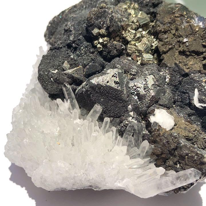 Amazon.co.jp: ペルー産 パイライトクォーツ群生クラスター N223 O