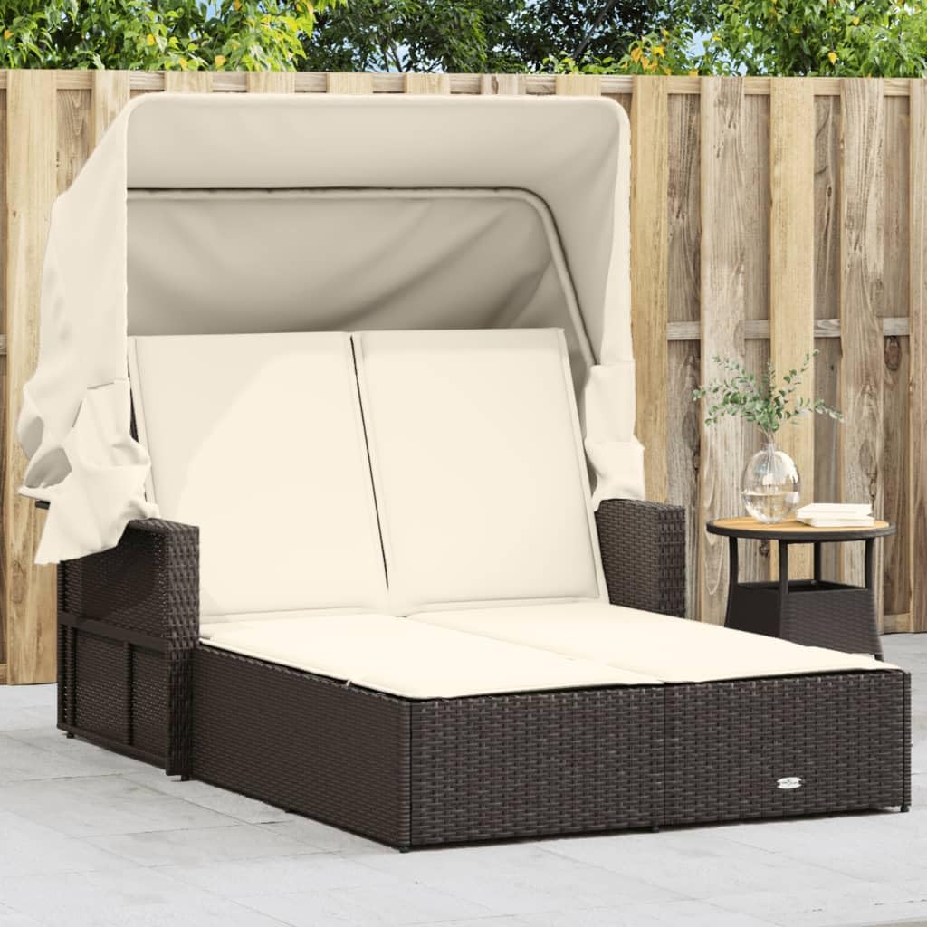 Letto matrimoniale da esterno con baldacchino e cuscini, mobili da giardino regolabili in rattan marrone, chaise longue per rilassarsi e prendere il sole